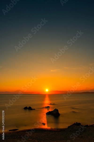 Obraz  輝く夕日が水平線に沈む葉山森戸海岸の美しい光景　神奈川県
