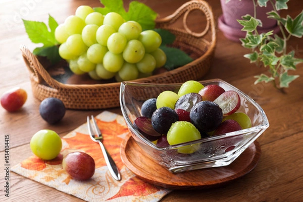 Fototapeta 【葡萄】贅沢な秋の味覚、葡萄です。シャインマスカット・サニードルチェ・ピオーネ。