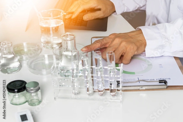 Obraz Researchers study data and conduct chemical experiments to create new chemicals. Experiments collect scientific data.