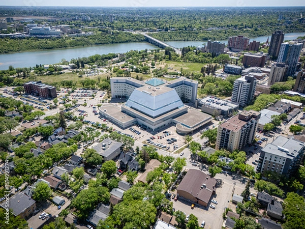 Fototapeta City view with a large building in the center