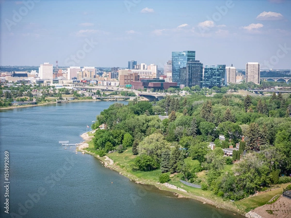 Fototapeta City with a river running through it