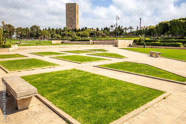 Fototapeta Hassan Tower ancient incomplete mosque minaret and green park in the foreground, Rabat, Morocco