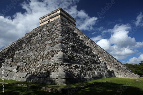 Obraz The Temple of Kukulcan (El Castillo) in Chichen Itza complex, Mexico 