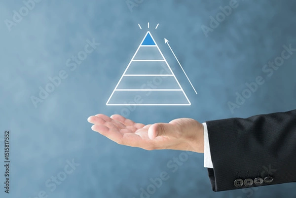 Obraz 各階層に分かれたピラミッドを掲げるビジネスマンの手