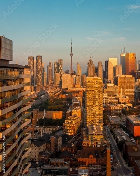 Obraz Toronto skyline at sunset with CN Tower and skyscrapers.