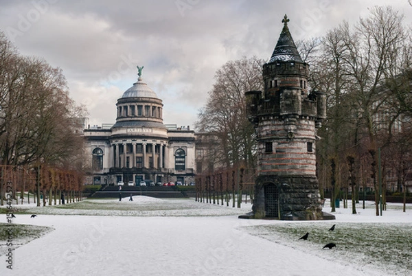 Fototapeta Folly in Cinquantenaire parc in Brussels during the winter with the Art & History Museum in the background