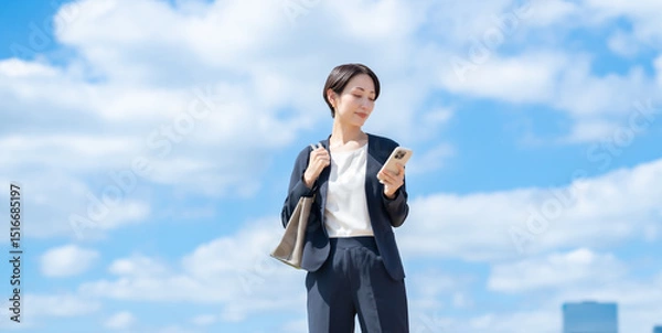 Obraz ビジネス　女性　スマホ　青空