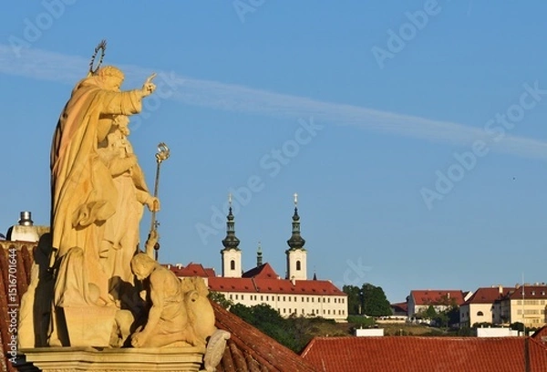 Fototapeta Statuen der Karlsbrücke in Prag mit Strahov Abtei im Hintergrund