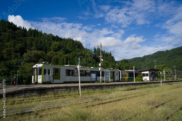 Obraz 只見線の会津川口駅に停車するキハ110普通列車