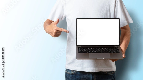 Fototapeta パソコンを持って画面を指差す男性