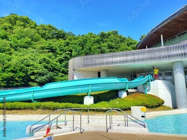 Obraz 夏空の下のプールとウォータースライダー