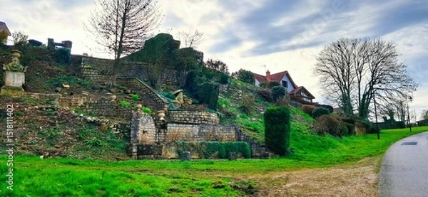 Obraz dom na wzgórzu we francji paryż wioska niebo chmury