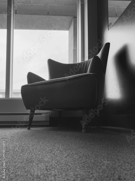 Fototapeta Un fauteuil dans une salle d'attente. Image en noir et blanc.