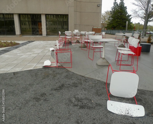 Fototapeta Chaises et tables rouges et blanches à l'extérieur d'un bâtiment de la ville.