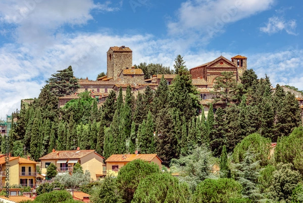 Fototapeta The medieval village of Montecatini Alto, located in the province of Pistoia in Italy, is nestled atop a hill and showcases its beautiful medieval architecture surrounded by lush greenery.