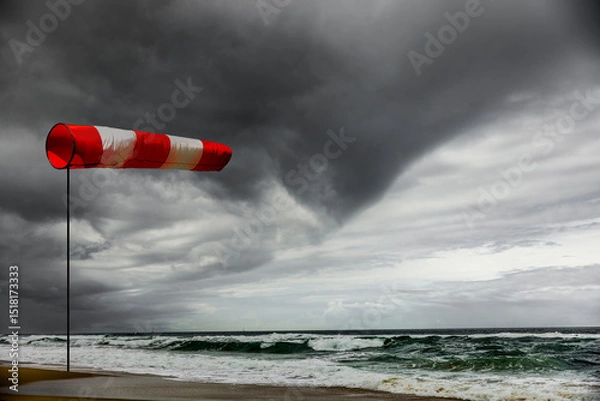 Obraz Dunkle Sturmwolken über einem Ozean mit Windfahne