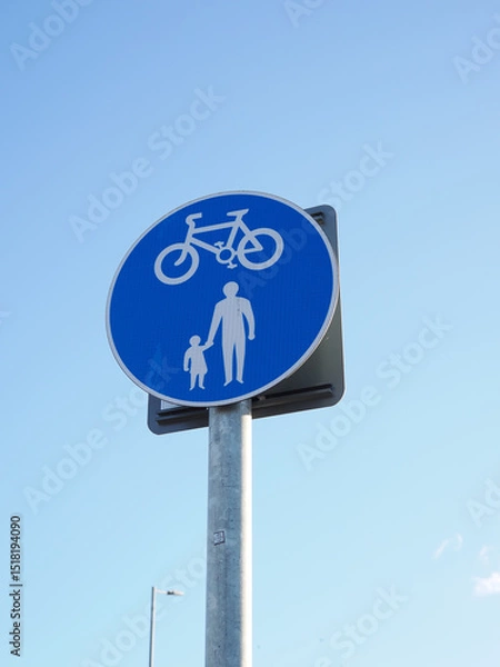Obraz close up of a UK official sign marking a shared walking and cycling pathway