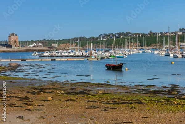 Fototapeta Le port de Camaret-sur-Mer avec la Tour Vauban en Bretagne