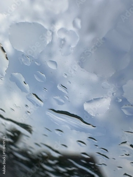 Fototapeta Wassertropfen auf blauem Hintergurnd - Regentropfen