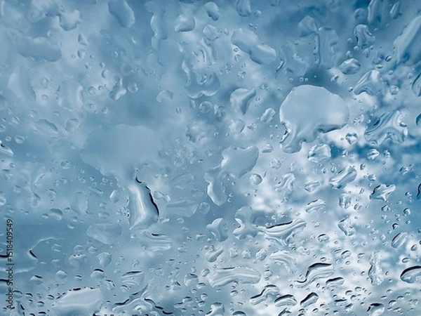 Fototapeta Wassertropfen auf blauem Hintergurnd - Regentropfen