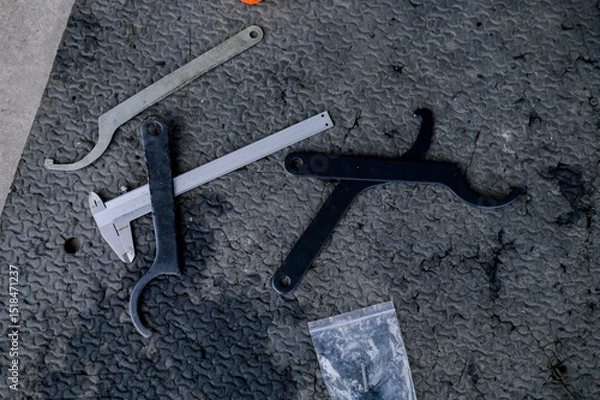 Fototapeta Tool for installing shocks with adjustable height.Shock setup with adjustable height.Adjust the shock height adjustment before installing it in the vehicle.