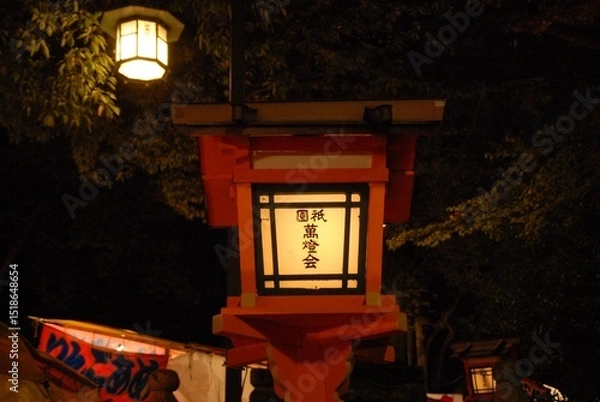 Obraz 神社の灯籠と夜の参道に灯る幻想的な明かり
