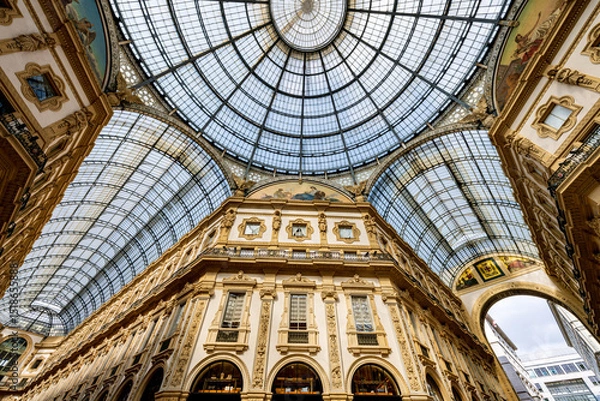 Obraz Milan, Italy: With its distinctive glass dome and cast iron roof, the massive Galleria Vittorio Emanuele II off the historic Piazza del Duomo is home to Milan's most luxurious shops.