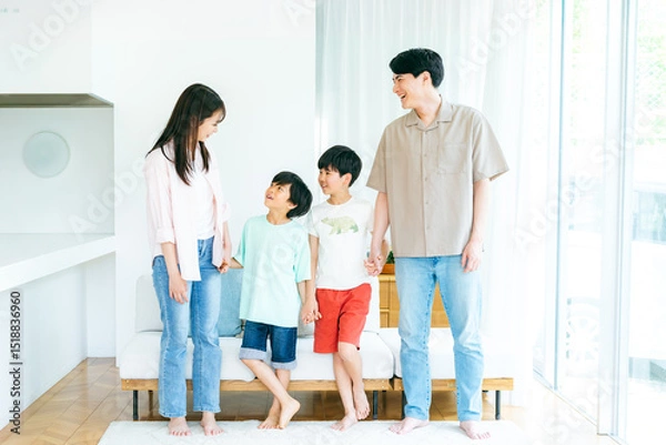 Fototapeta リビングに並んで立つ家族