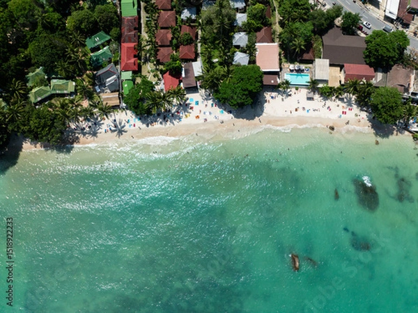 Fototapeta Top view of sandy beaches and resorts surrounded by palm trees and turquoise waters. Koh Samui, Thailand.