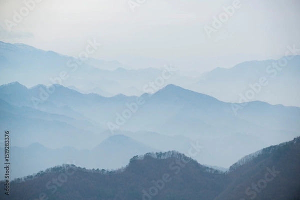 Obraz 겹겹이 쌓여있는 안개 낀 산능선.	

