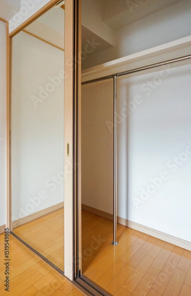 Fototapeta 大きな鏡のあるクローゼット