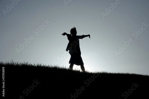 Fototapeta 手を広げた女性の影