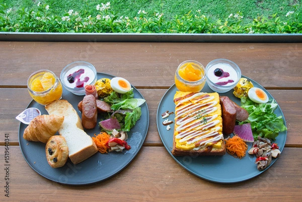 Obraz 緑の美しい季節に、休暇で滞在したホテルの屋外のテラスでいただくラグジュアリーな朝食の風景