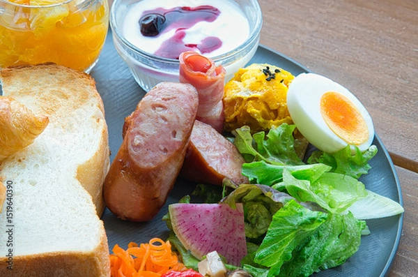 Obraz 緑の美しい季節に、休暇で滞在したホテルの屋外のテラスでいただくラグジュアリーな朝食の風景