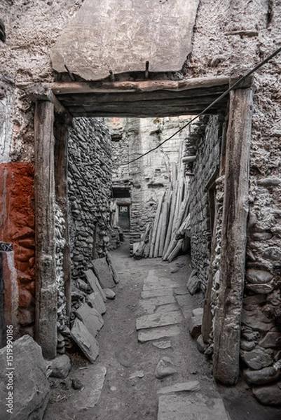 Obraz An arch in the stone wall on the narrow street of the ancient tibetan village Kagbeni in Mustang, Nepal.