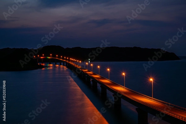 Fototapeta 夕暮れ時に街灯の点灯した角島大橋
