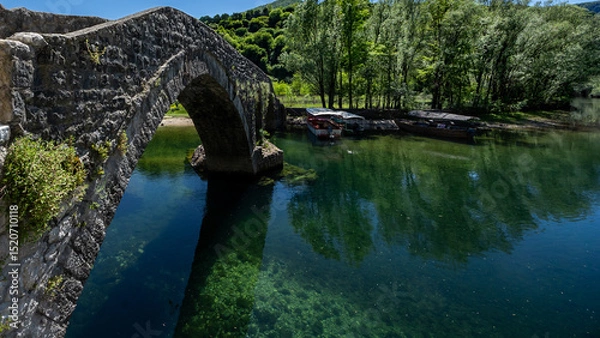 Fototapeta Alte Steinbogenbrücke in Rijeka Crnojevića