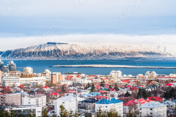 Fototapeta Piękny widok na zimę w Reykjaviku w sezonie zimowym na Islandii z ośnieżoną górą w tle, Reykjavík jest stolicą Islandii. Z ośnieżoną górą w tle.