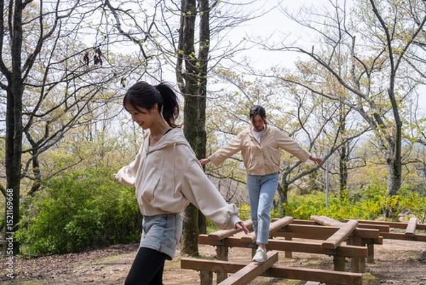 Fototapeta 山を散策する女性