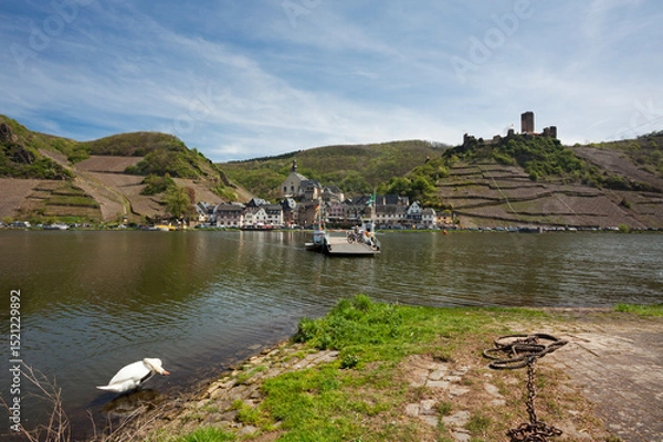 Fototapeta Beilstein village, Metternich castle and ferry on the Mosel river