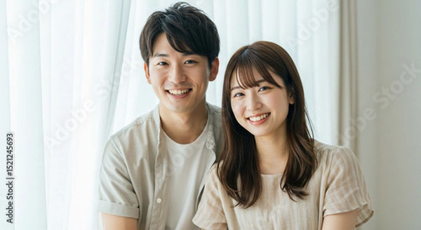 Fototapeta 笑顔で寄り添う若い男女のカップル。友達、パートナー、恋人、結婚、新婚イメージ。