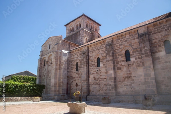 Obraz L'église Saint-Sébastien et Saint-Domnin du village de Champdieu dans le département de la Loire