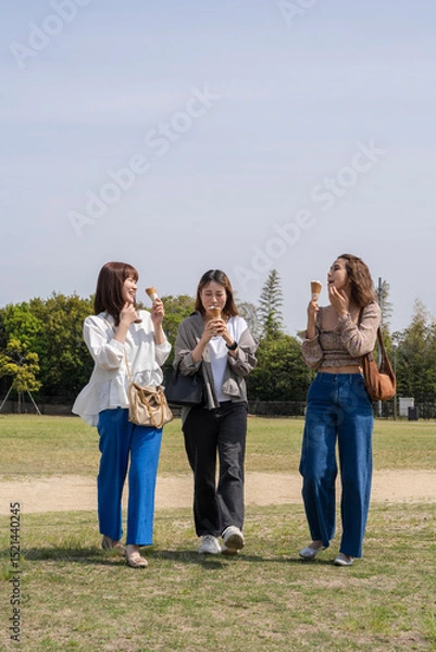 Fototapeta ソフトクリームを食べる女性たち