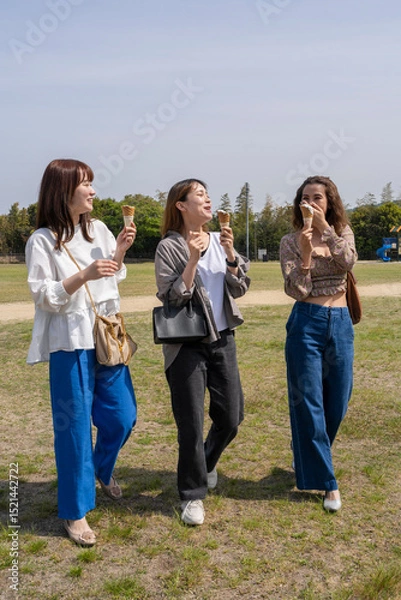 Fototapeta ソフトクリームを食べる女性たち