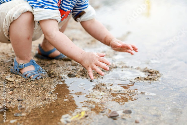 Obraz  강가 모래사장에서 노는 귀여운 유아