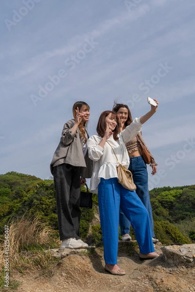 Fototapeta 友人たちと旅をする女性