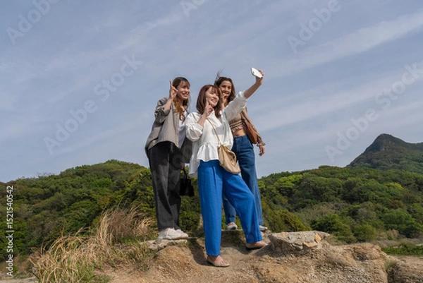 Fototapeta 友人たちと旅をする女性