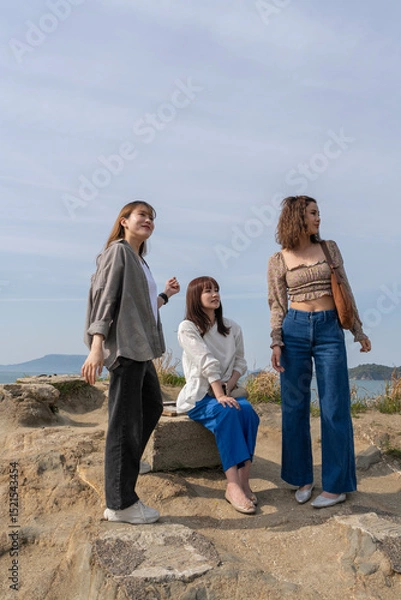 Fototapeta 友人たちと旅をする女性