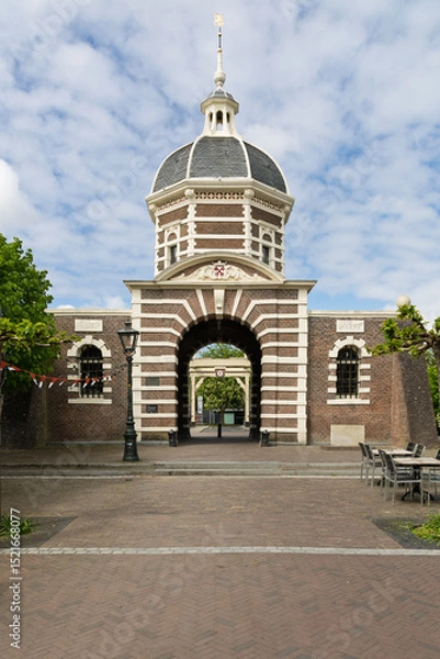 Obraz The historic Morspoort in Leiden, Netherlands, stands as a grand city gate with its iconic dome and brick archway. A perfect representation of Dutch heritage and architectural beauty.