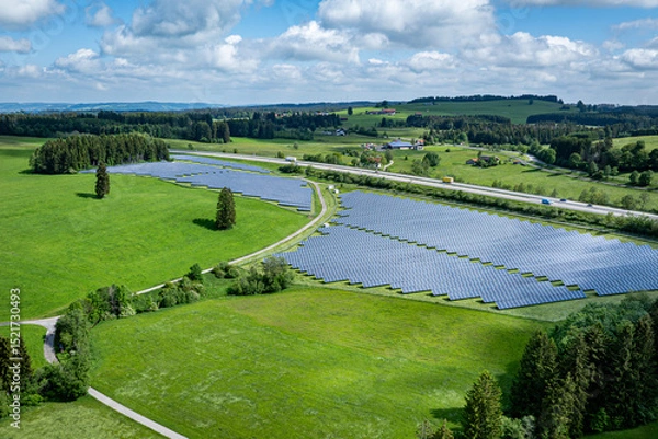 Fototapeta Große Freiflächen-PV Anlage entlang einer Autobahn, Luftbild